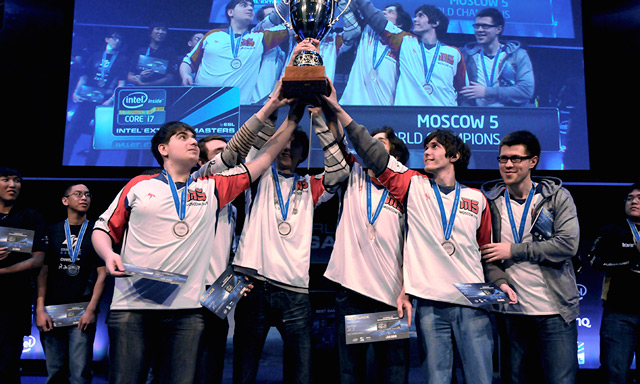 RA群访 Assum：这个版本那种奇怪的英雄太多了，所以有很多变数