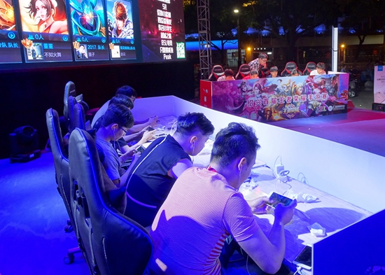 Royal Never Give Up 教练：第二把战术重点是卢娜，但可能前期处理出了点问题